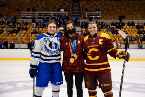 Melodie Daoust devant les partisants des Carabins