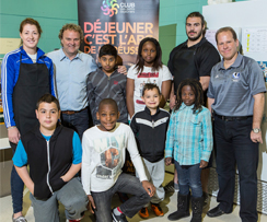 Les Carabins et les Producteurs d'ufs servent le déjeuner aux jeunes du Club des petits déjeuners