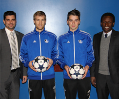 Les Anciens de l'équipe de soccer masculin remettent 4000 $ en bourses
