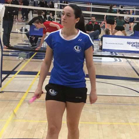 Les hommes et les femmes mettent la main sur le bronze