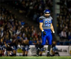 Mikhaïl Davidson célèbre dans un gain de 43-17 des Carabins
