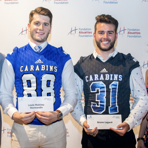 Une bonne tape dans le dos pour trois Carabins